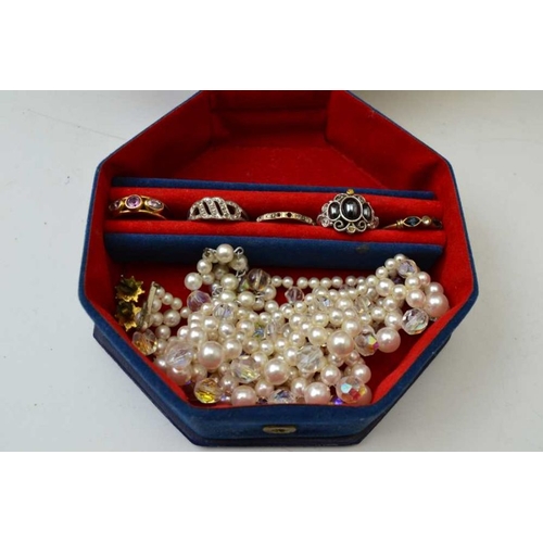 123 - A large quantity of assorted costume jewellery