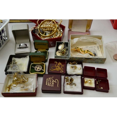 123 - A large quantity of assorted costume jewellery