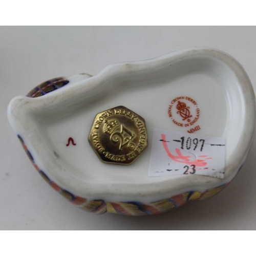 144 - A Royal Crown Derby Imari kitten paperweight, with gold button, together with a Lladro kitten, a Bes... 