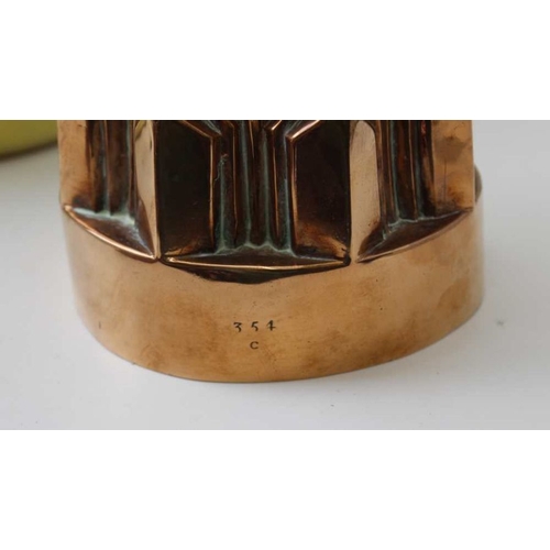 307 - A brass maslin pan and a late 19th copper jelly mould