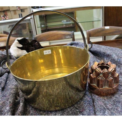 307 - A brass maslin pan and a late 19th copper jelly mould