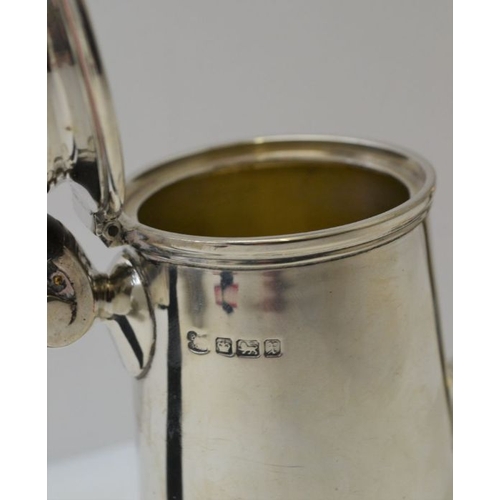 64 - Pearce & Sons. A Queen Anne design, tapering silver coffee pot, with hinged lid, Sheffield 1915, wei... 