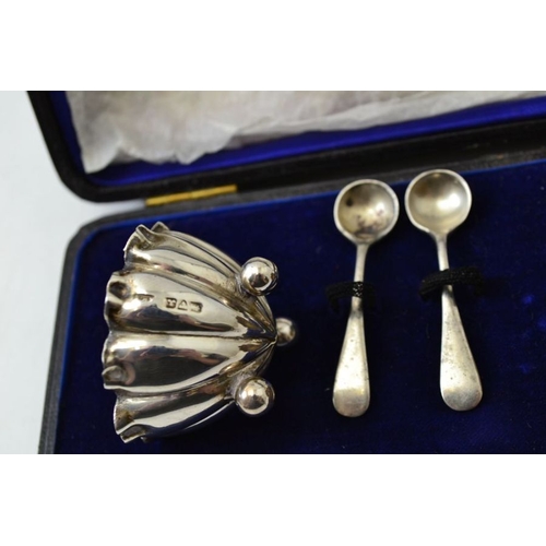 86 - A cased pair of late Victorian silver salts, Chester 1901, with silver spoons, 29g