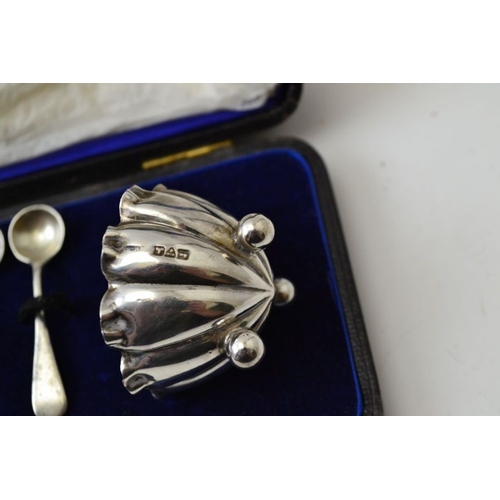 86 - A cased pair of late Victorian silver salts, Chester 1901, with silver spoons, 29g