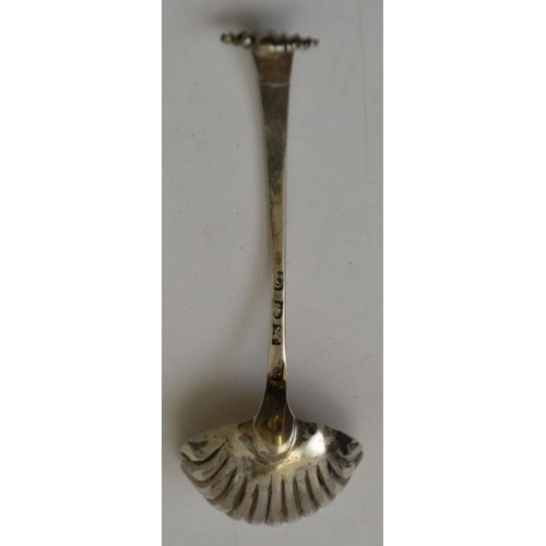 90 - Thomas Ellis, An 18th century silver sauce ladle, with shell bowl, London 1771, 47g