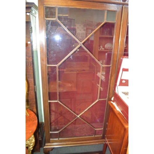 131 - A well made reproduction Georgian design mahogany book / display case, having twin astragal glazed d... 