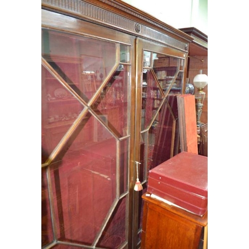 131 - A well made reproduction Georgian design mahogany book / display case, having twin astragal glazed d... 