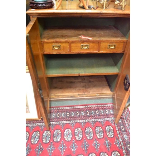 142 - A late 19th / early 20th century solid oak silver cabinet, with well fitted interior & a substantial... 