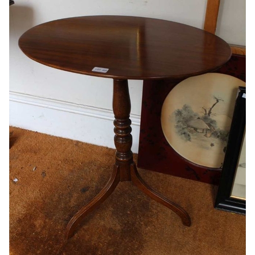 424 - A Victorian oval tilt top tripod table 69 x 64 cm