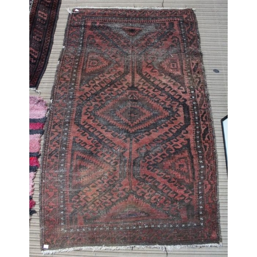 170 - An antique woven woollen geometric patterned rug 98 x 158 cm