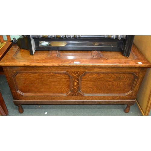 117 - An oak coffer / blanket box