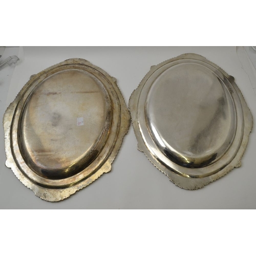 35 - Daniel & Charles Houle, a pair of mid 19th century oval silver serving platters, with gadrooned acan... 