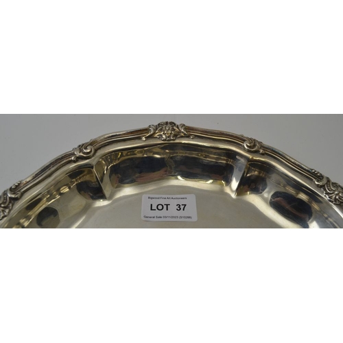 37 - R & S Garrard & Co. An early 19th century circular silver serving bowl, with decorative rim, London ... 