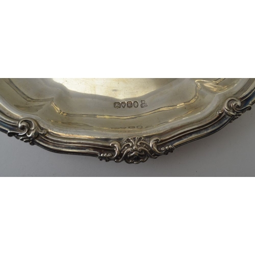 37 - R & S Garrard & Co. An early 19th century circular silver serving bowl, with decorative rim, London ... 