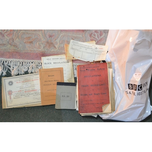 126 - A good and varied selection of GWR and others railway ephemera to include instruction books pamphlet... 