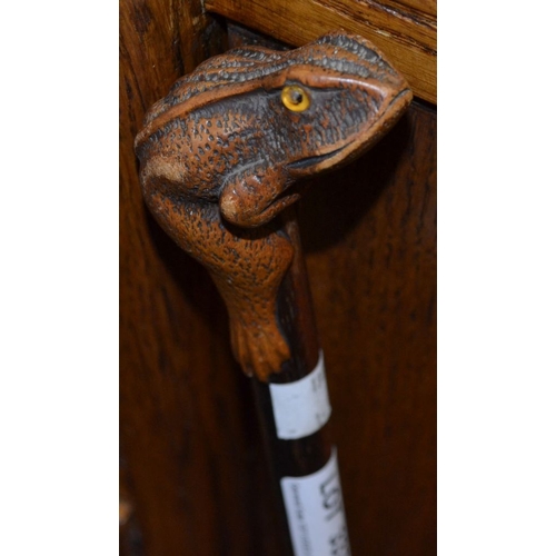 337 - An Edwardian ladies cane with carved Frog handle