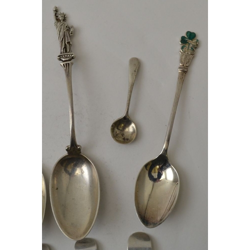 103 - Richard Garde (of Broad Lane, Cork), a set of four Irish silver condiment spoons, fiddle pattern, Du... 