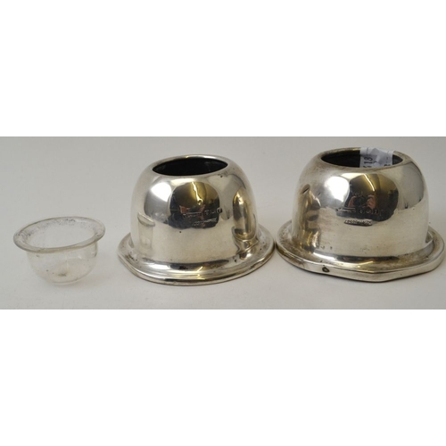 127 - A pair of Edwardian loaded silver desk inkwells, the base 7.5cm in diameter Birmingham 1905, with on... 