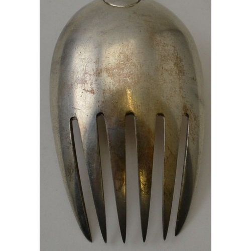 134 - William Eley and William Fearn, a George lV silver serving spork, fiddle pattern, bears crest, Londo... 