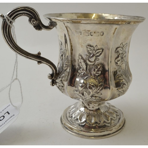 19 - William Hewitt, A Victorian embossed silver mug, London 1838, weight: 138g