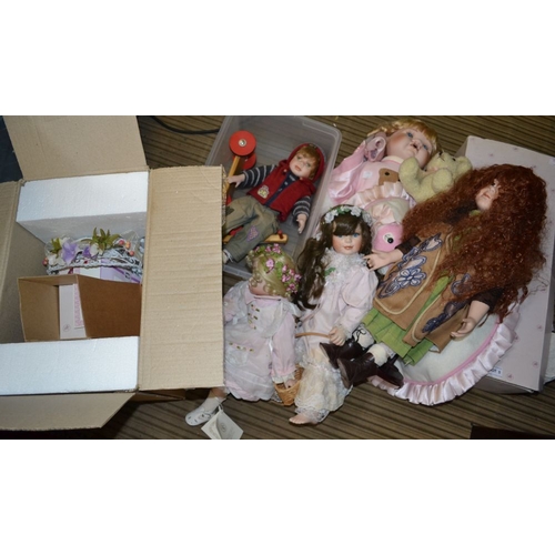 203 - Good collection of modern dolls various