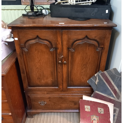 206 - Reproduction oak AV cabinet twin doors over single drawer