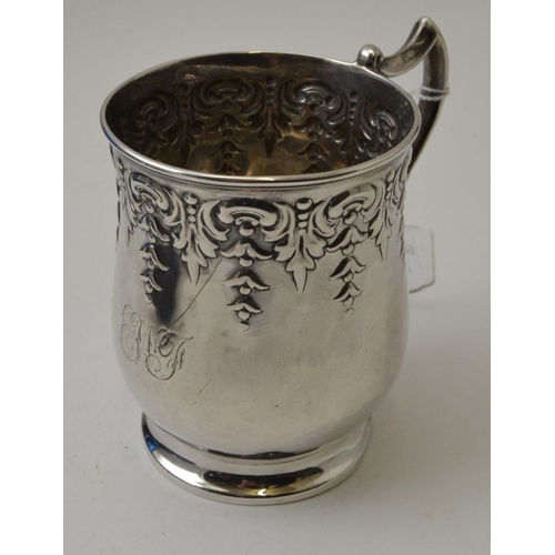 25 - A cased silver mug, Sheffield 1902, 121g, with associated silver blade mother-of pearl handled knife... 