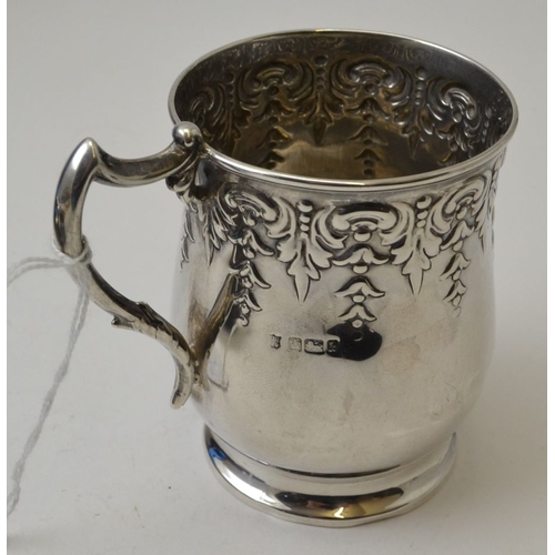 25 - A cased silver mug, Sheffield 1902, 121g, with associated silver blade mother-of pearl handled knife... 