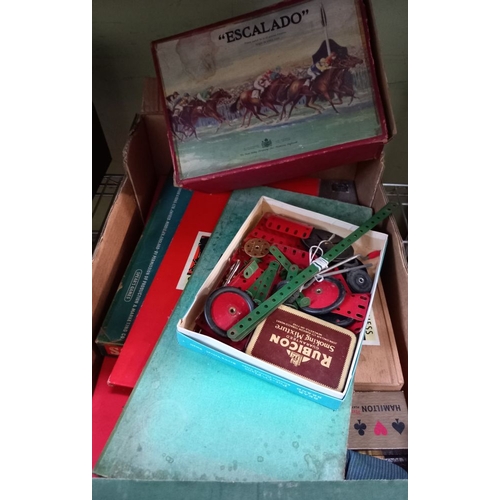 260 - A selection of Vintage games, Escalado, Meccano, cards, Stumpz cricket, Monopoly, Scrabble