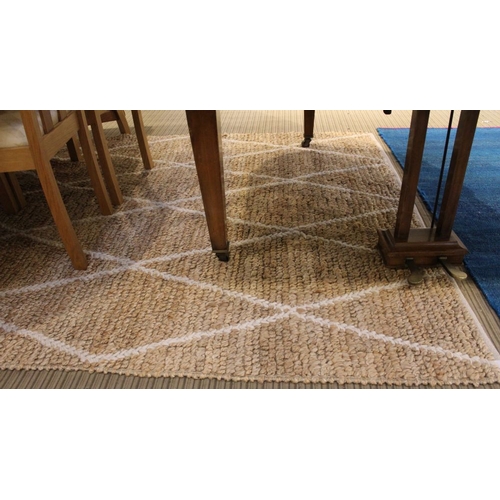 30 - A modern Chambre rug 160 x 230 cm beige ground with white diamond pattern