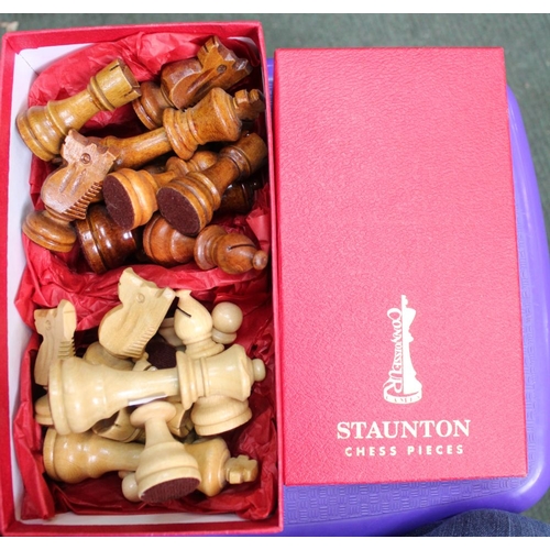 86 - A complete boxed set of Staunton chess pieces