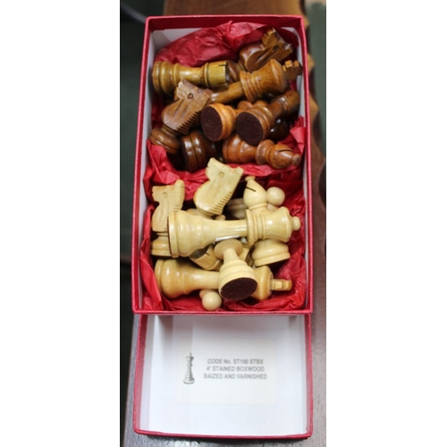 86 - A complete boxed set of Staunton chess pieces