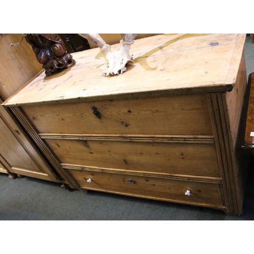 193 - An old pine mule chest, trunk over single drawer