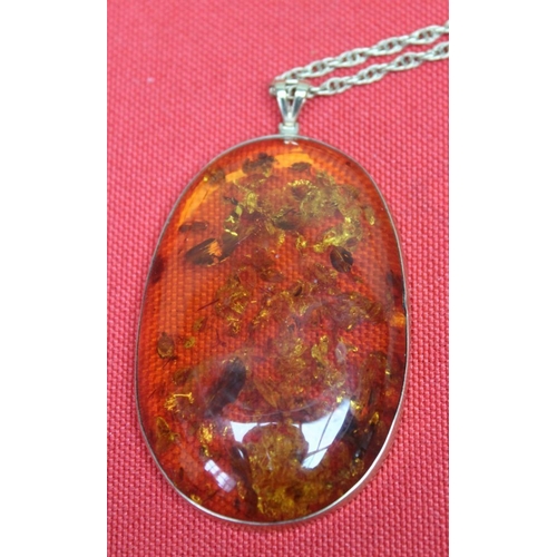 236 - A 9ct gold neck chain with an Amber effect pendant, chain 4g