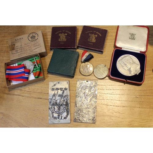 216 - Boxed war medals, Chinese metal plaques, commemorative coins & other assorted coins