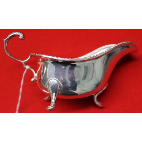 1 - A silver gravy boat of Georgian design, Birmingham 1963, 168g