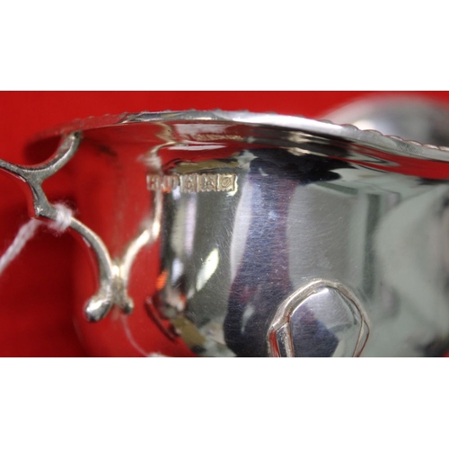 1 - A silver gravy boat of Georgian design, Birmingham 1963, 168g