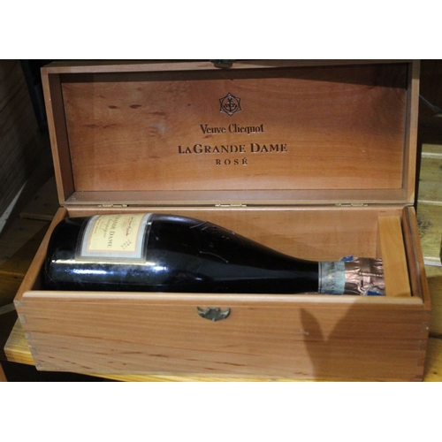 124 - Veuve Clicquot Ponsardin la Grande Dame Champagne Rose 1988 in original wooden box (1)