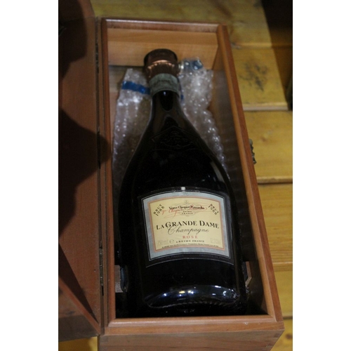 124 - Veuve Clicquot Ponsardin la Grande Dame Champagne Rose 1988 in original wooden box (1)