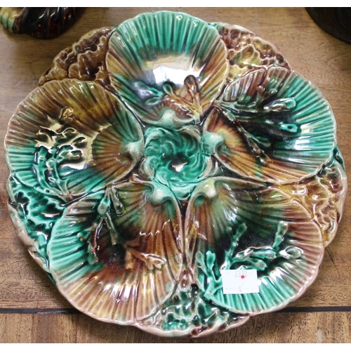 331 - A majolica oyster plate 22.5cm diameter