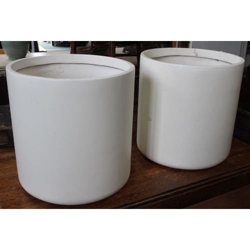 366 - A pair of white plastic circular tubs