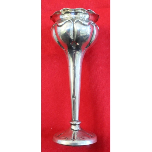 1 - An Edwardian silver bud vase of Art Nouveau form, Chester 1904, 12cm high