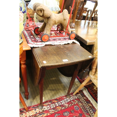 354 - An 18th century oval oak drop leaf table raised on pad feet supports 114 cm