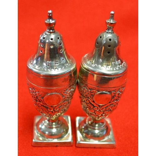 20 - A pair of silver pepper pots, London 1900, together with a pair of silver salts and two condiment sp... 