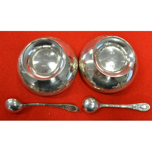 20 - A pair of silver pepper pots, London 1900, together with a pair of silver salts and two condiment sp... 