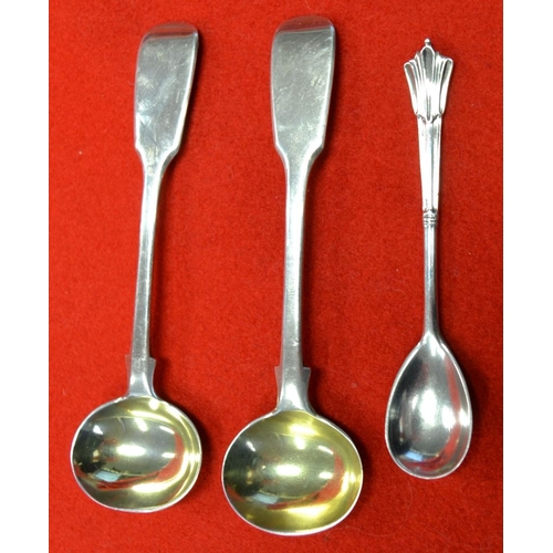 21 - A collection of silver items, includes a pair of silver Victorian condiment spoons, fiddle pattern w... 