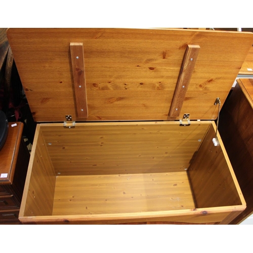 259 - A contemporary pine box coffer with hinge lid