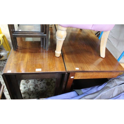 310 - An oak twin flap dinning table with latter additional extending leaves