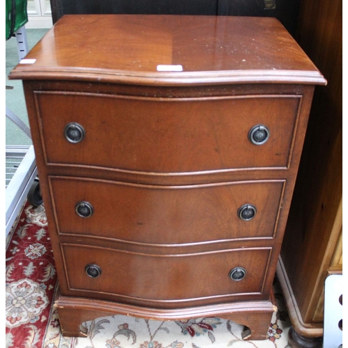 315 - A reproduction small chest of three drawers