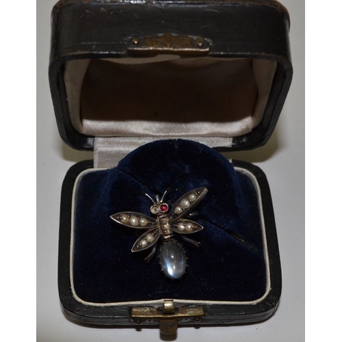 35 - A collection of jewellery includes an 18ct gold solitaire ring and an insect brooch, some cased